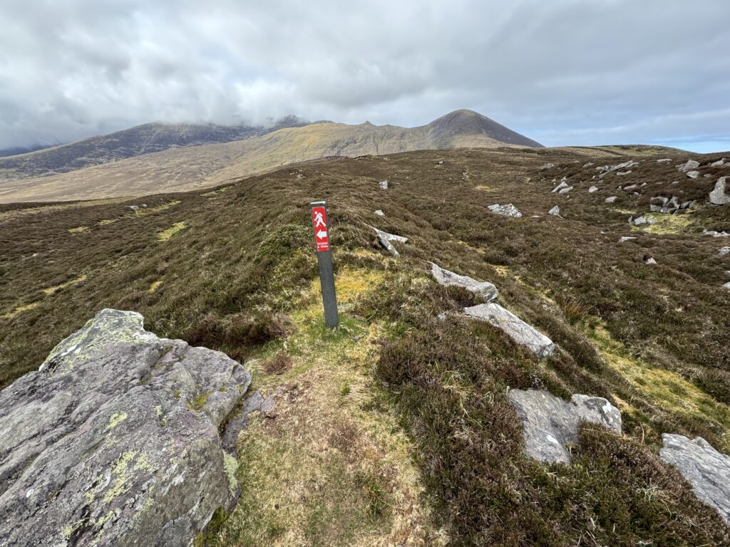 Waymarker on the Masatiompan and Sauce Creek walk, with the rugged slopes of the Mount Brandon Range rising ahead.